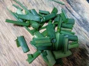小葱去头，洗净切段