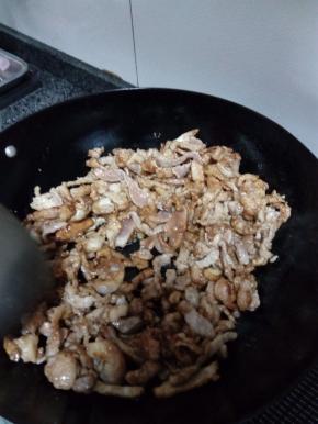 炒锅洗净，倒入适量食用油，油热后倒入猪肉快速翻炒，炒熟出锅