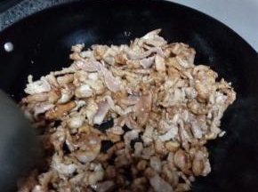 炒锅洗净，倒入适量食用油，油热后倒入猪肉快速翻炒，炒熟出锅