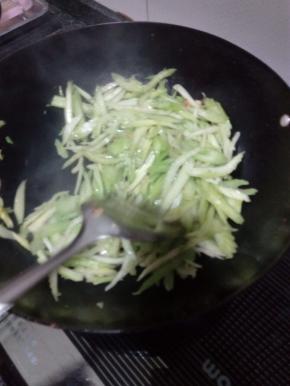 利用锅中剩余的油炒芹菜，炒断生后加盐调味，放上之前炒好的肉片，撒上葱段翻炒均匀出锅