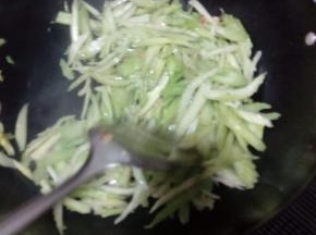 利用锅中剩余的油炒芹菜，炒断生后加盐调味，放上之前炒好的肉片，撒上葱段翻炒均匀出锅