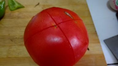 将西红柿洗净，在顶部切十字刀