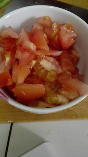 将剥好的西红柿切成小块备用