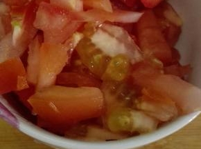 将剥好的西红柿切成小块备用