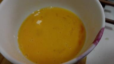 鸡蛋打入碗中，加入几滴清水，一个方向搅拌均匀