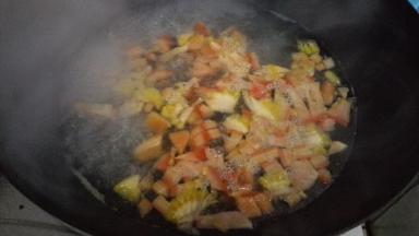 锅内加入适量的水，放入切好的西红柿块，将西红柿煮烂一点