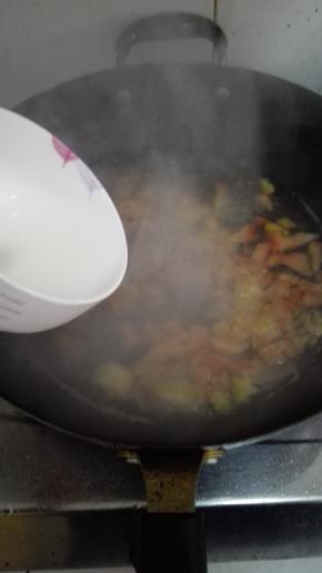 将淀粉加水调成水淀粉，倒入锅内搅拌均匀