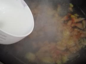 将淀粉加水调成水淀粉，倒入锅内搅拌均匀