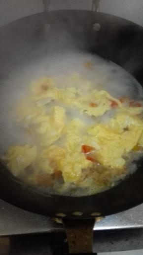 将蛋液慢慢倒入锅中，不要搅散，等蛋液慢慢形成片状再搅散