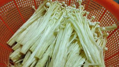 将金针菇去除尾部，洗净沥干