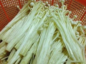 将金针菇去除尾部，洗净沥干