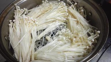 蒸锅放水中火加热，将金针菇放入蒸5分钟