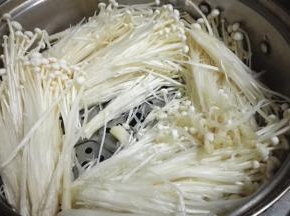 蒸锅放水中火加热，将金针菇放入蒸5分钟
