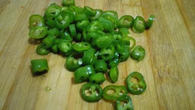 青二荆条洗净，切成小段