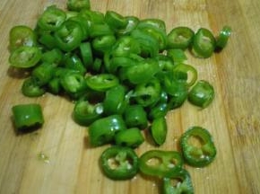 青二荆条洗净，切成小段