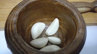将大蒜剥开捣成蒜容