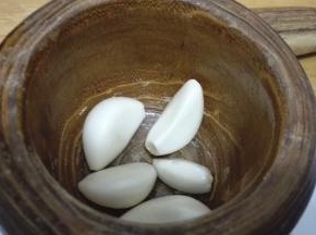 将大蒜剥开捣成蒜容