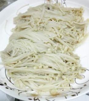 金针菇取出放入盘子