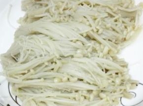 金针菇取出放入盘子