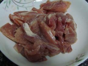 瘦肉切片，加生粉腌制