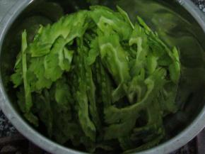 苦瓜切片备用