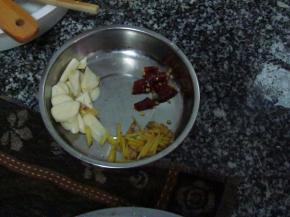 生姜切丝、大蒜切片