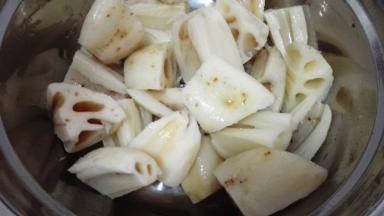 买来的莲藕去皮切成块