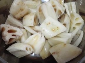 买来的莲藕去皮切成块