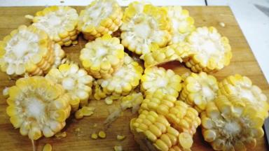 玉米洗净切成块状备用