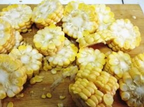 玉米洗净切成块状备用
