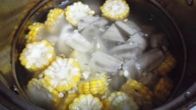 锅内添水，放入切好的莲藕和玉米