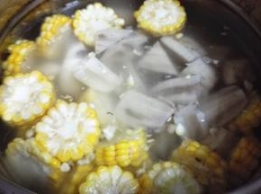 锅内添水，放入切好的莲藕和玉米