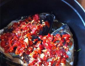 蒸锅加水，水开之后，把铺上红剁椒的鱼头放入，蒸15分钟左右