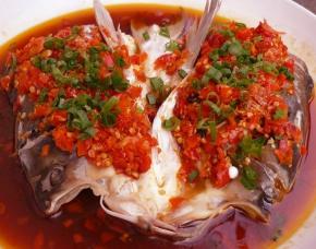 鱼头出锅，撒上葱花；另起油锅，热油烧好后淋在鱼头上即可