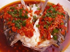 鱼头出锅，撒上葱花；另起油锅，热油烧好后淋在鱼头上即可
