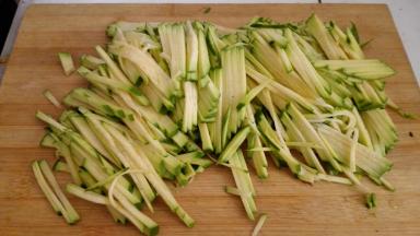 小南瓜洗净切丝备用