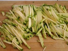 小南瓜洗净切丝备用