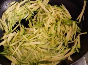 炒锅放油，油温七分热的时候放入南瓜丝翻炒