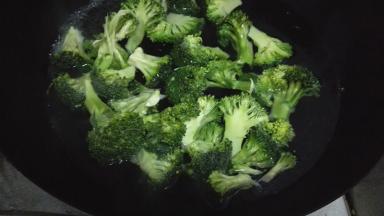 锅内添水烧开，放入少许的盐。放入西兰花煮一分钟，捞出沥干水分