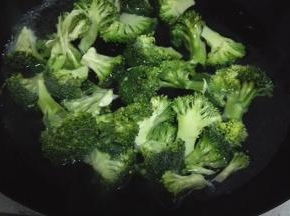 锅内添水烧开，放入少许的盐。放入西兰花煮一分钟，捞出沥干水分