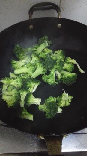 锅内放少量的油，油温七分热放入西兰花，翻炒至自己喜欢的口感