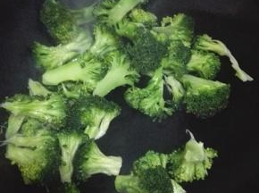 锅内放少量的油，油温七分热放入西兰花，翻炒至自己喜欢的口感