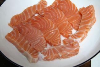 三文鱼切成薄片放入碟中