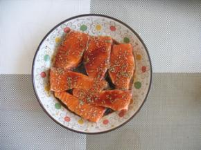 将柠檬汁、生抽、老抽、蜂蜜、黑胡椒、迷迭香放入碟中，均匀涂抹在三文鱼上，腌制10分钟左右