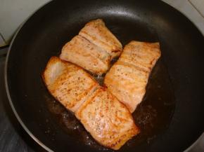 平底锅内加入少许橄榄油，油热后把腌好的三文鱼片放入锅煎，煎至两面金黄出锅装盘