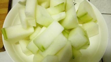 冬瓜去皮洗净，切成块状