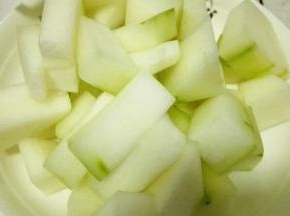 冬瓜去皮洗净，切成块状