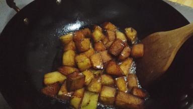 放入适量的生抽和老抽，让冬瓜均匀的上色