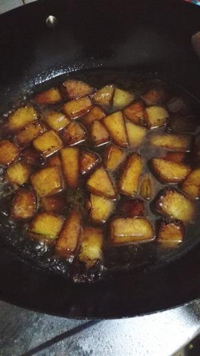 锅内加入适量的清水，煮至汤汁浓稠