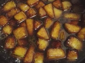 锅内加入适量的清水，煮至汤汁浓稠